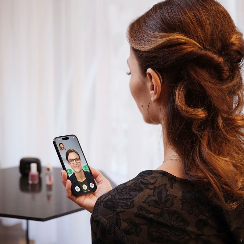 Customer receiving remote hearing support through a video call